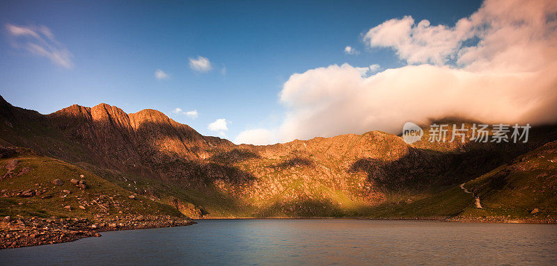 俯瞰Llyn Llydaw看着云覆盖的斯诺登山峰，斯诺登国家公园，威尔士，英国，欧洲